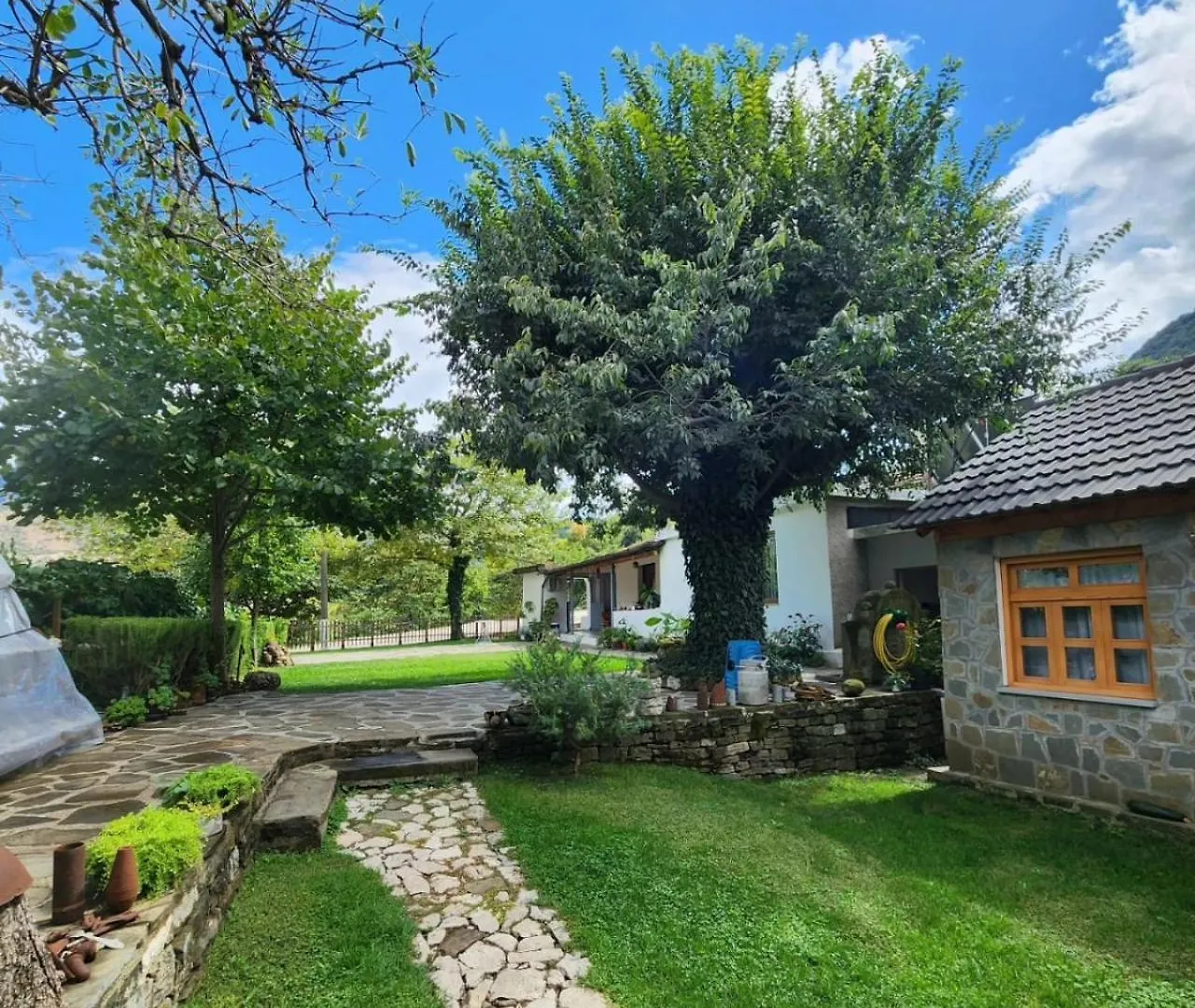Gasthuis Bujtina Peshtan Guesthouse&Camping Tepelene